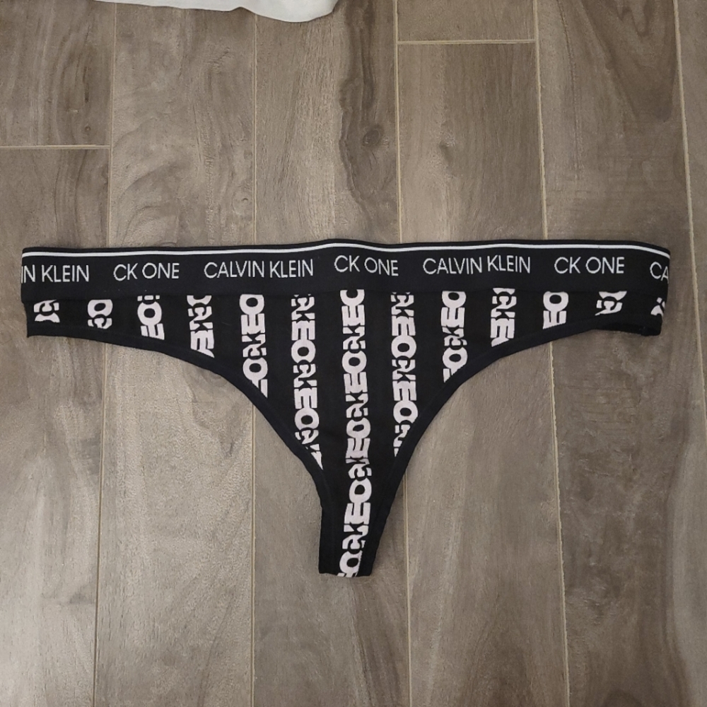 3/30$ CK One thong size L
